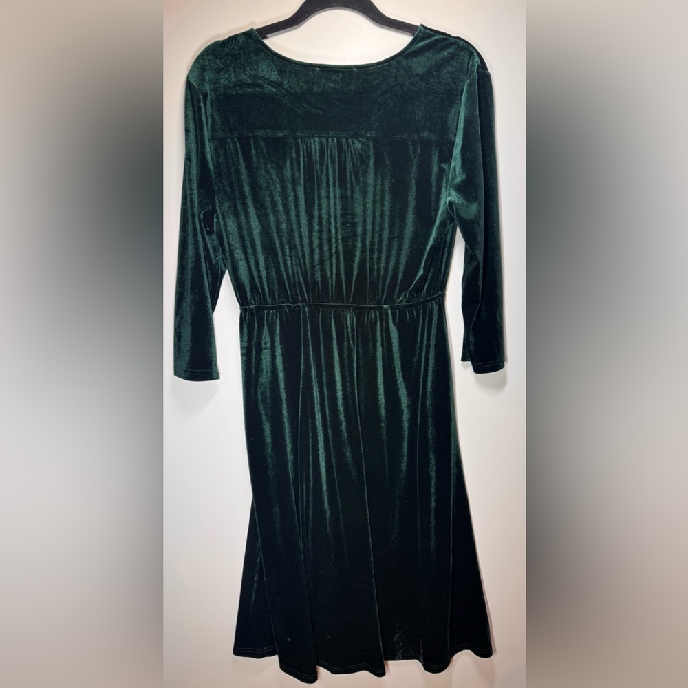 Christmas Holiday Dress NWT- Elegant Green Velvet Dress- Size Medium - Picture 2 of 5